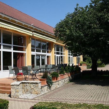 Park Hotel Es Rendezveny Centrum Babolna Екстер'єр фото