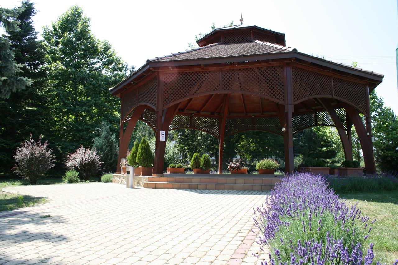 Park Hotel Es Rendezveny Centrum Babolna Екстер'єр фото