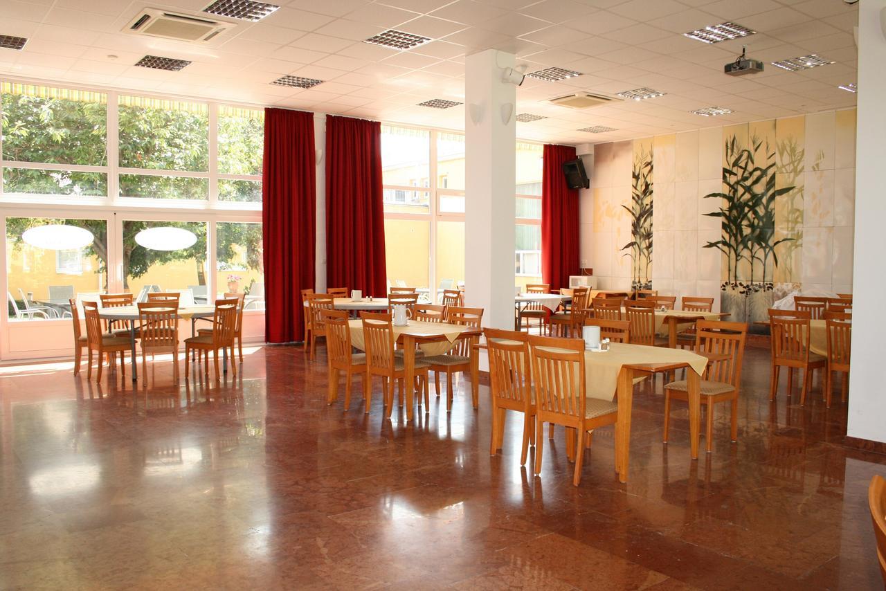 Park Hotel Es Rendezveny Centrum Babolna Екстер'єр фото