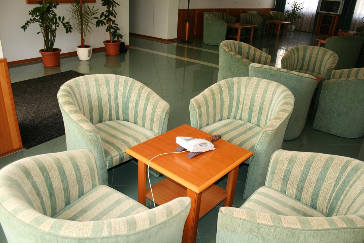 Park Hotel Es Rendezveny Centrum Babolna Екстер'єр фото