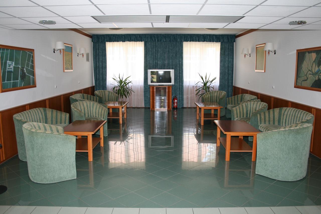 Park Hotel Es Rendezveny Centrum Babolna Екстер'єр фото