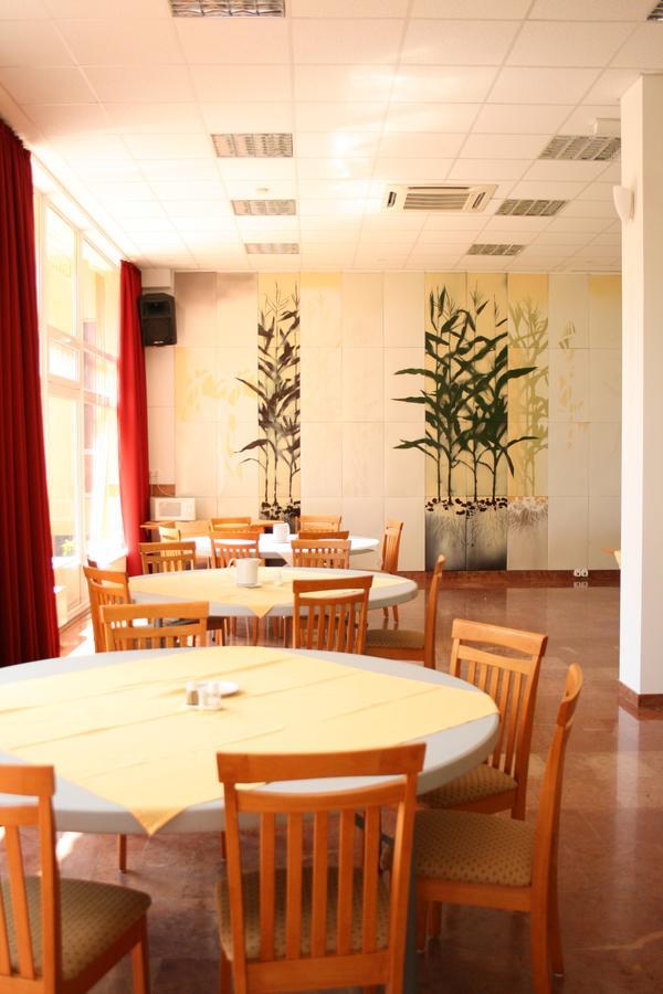 Park Hotel Es Rendezveny Centrum Babolna Екстер'єр фото