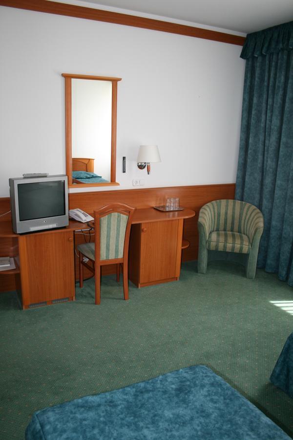Park Hotel Es Rendezveny Centrum Babolna Екстер'єр фото