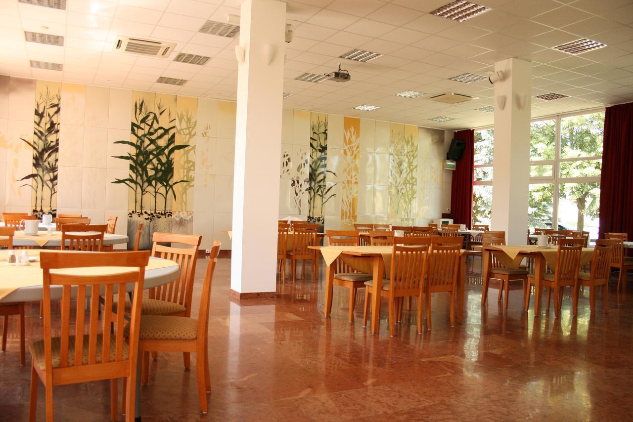 Park Hotel Es Rendezveny Centrum Babolna Екстер'єр фото