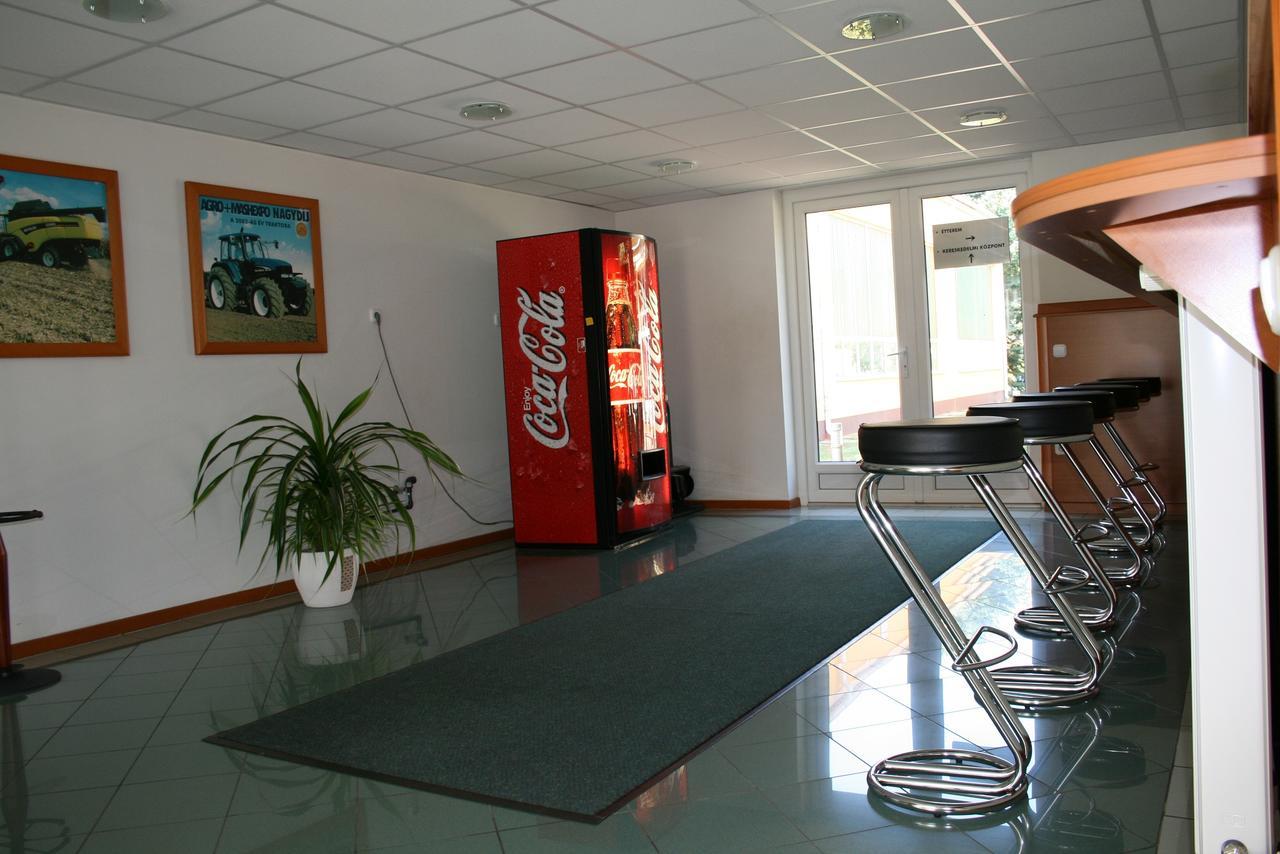 Park Hotel Es Rendezveny Centrum Babolna Екстер'єр фото