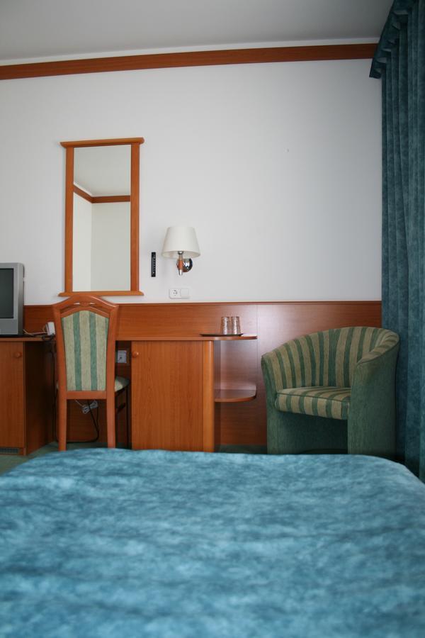 Park Hotel Es Rendezveny Centrum Babolna Екстер'єр фото