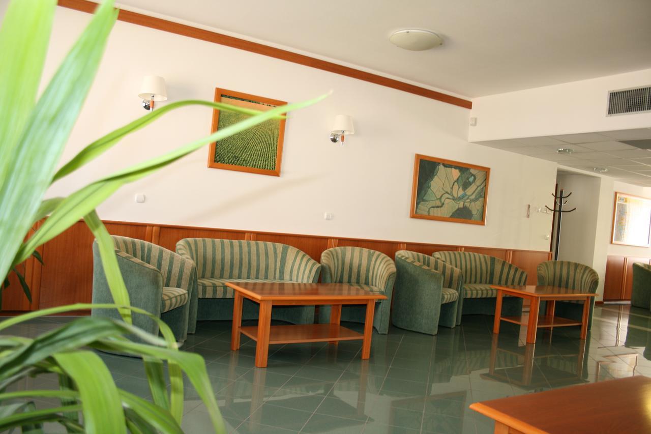 Park Hotel Es Rendezveny Centrum Babolna Екстер'єр фото